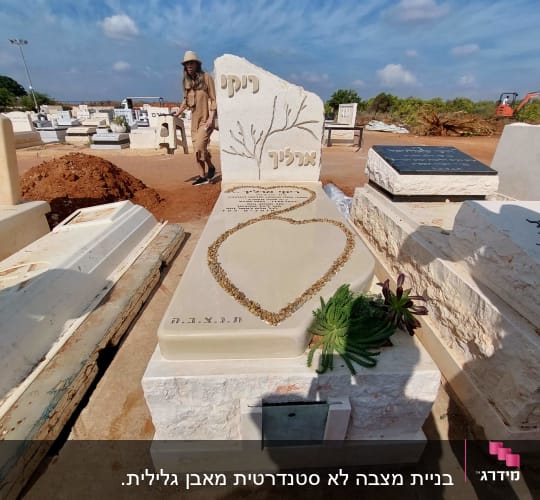 מצבות בבית קברות עם עיטורים וצמחייה